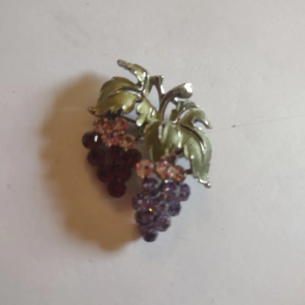 Vintage women's ESTATE rhinestone grape brooch pin